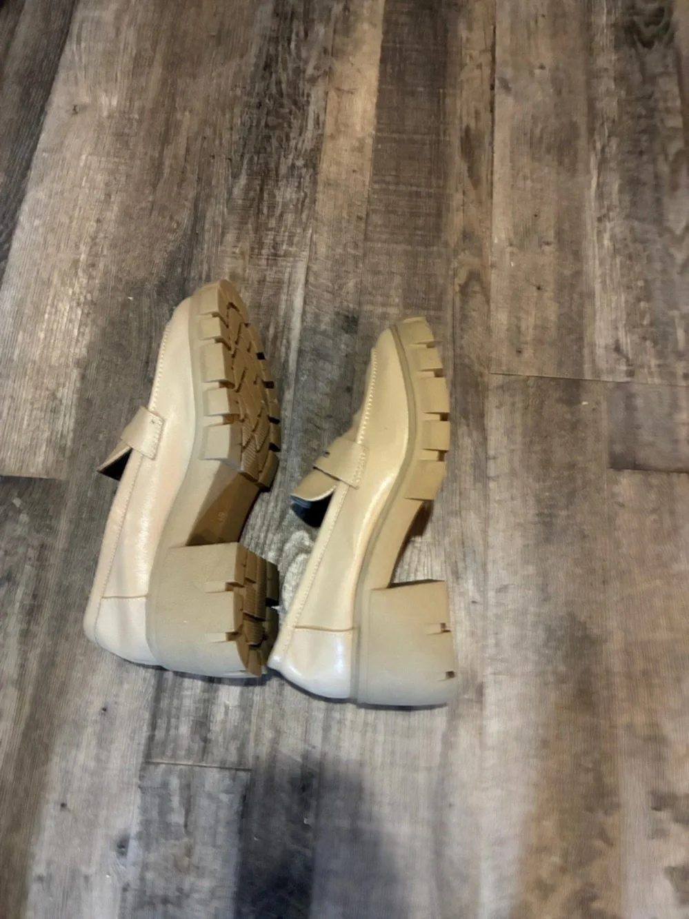 Y2K VTG Cushionaire Memory Foam Chunky Lug Cream Loafers 2 1/2” heel 9 Worn 1x